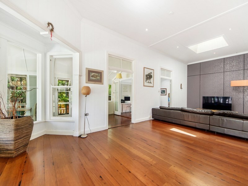 18 Lenneberg Street, Southport QLD 4215