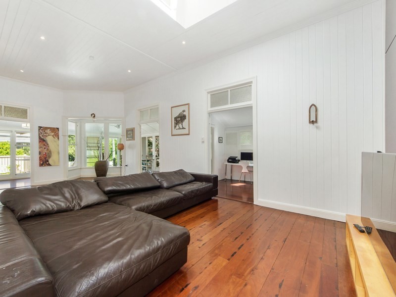 18 Lenneberg Street, Southport QLD 4215
