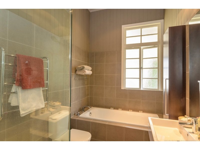 18 Lenneberg Street, Southport QLD 4215