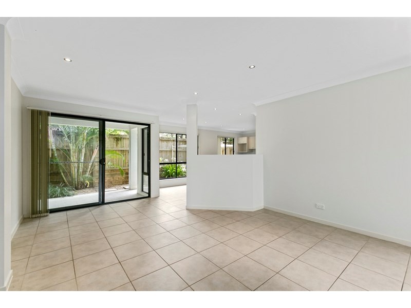 2/70 Government Road, Labrador QLD 4215