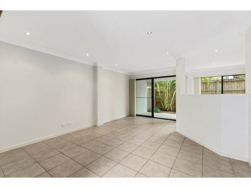 2/70 Government Road, Labrador QLD 4215