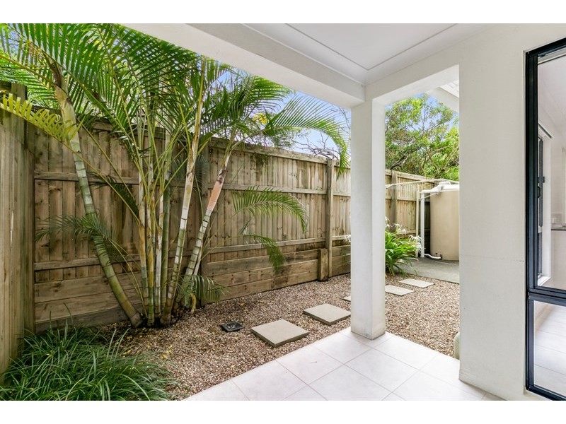 2/70 Government Road, Labrador QLD 4215