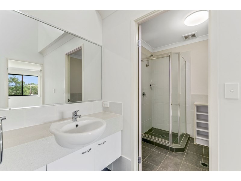 2/70 Government Road, Labrador QLD 4215