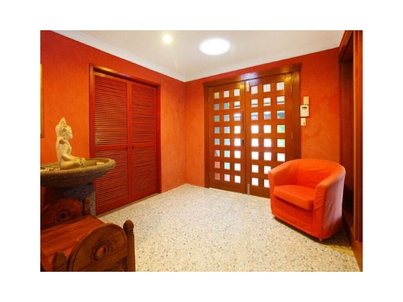 10 Dunbarton Avenue, Bundall QLD 4217