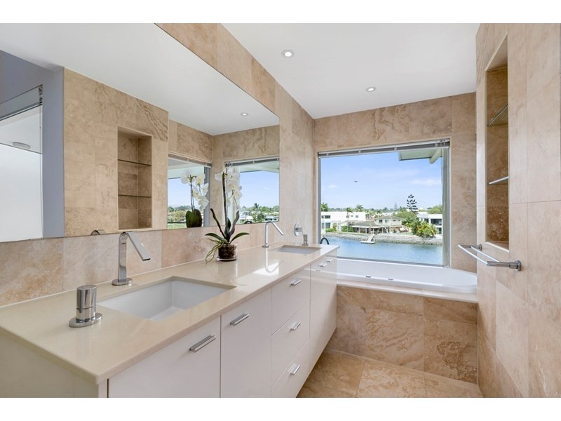 2/10 Ray Street, Runaway Bay QLD 4216