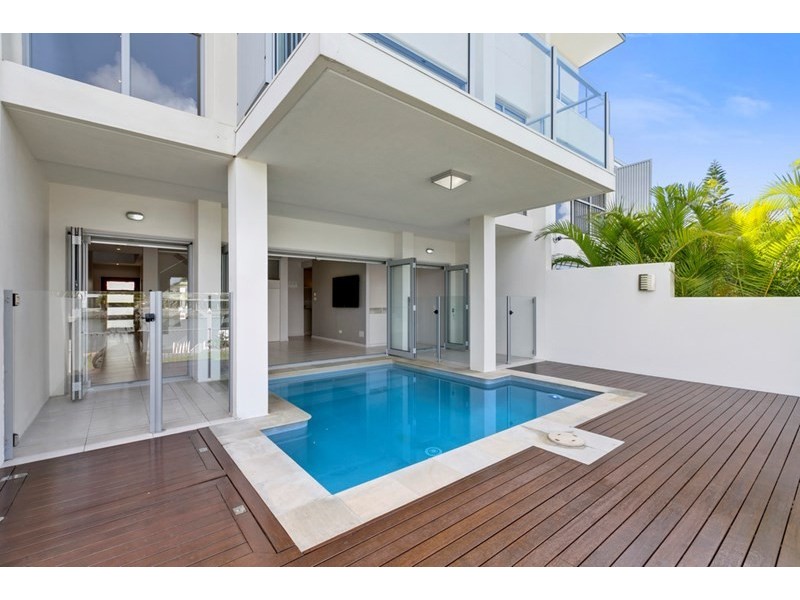 2/10 Ray Street, Runaway Bay QLD 4216