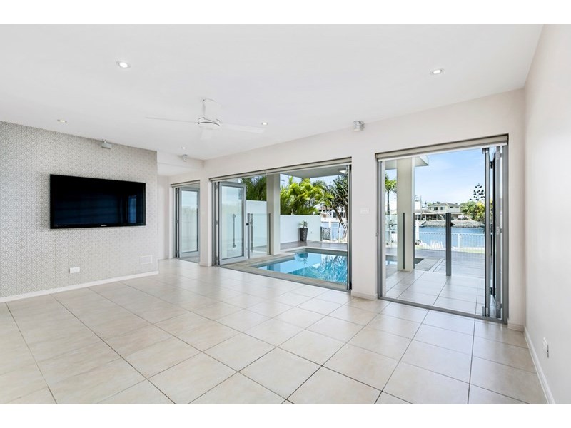 2/10 Ray Street, Runaway Bay QLD 4216