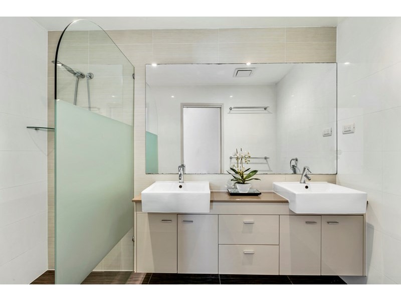 2/10 Ray Street, Runaway Bay QLD 4216