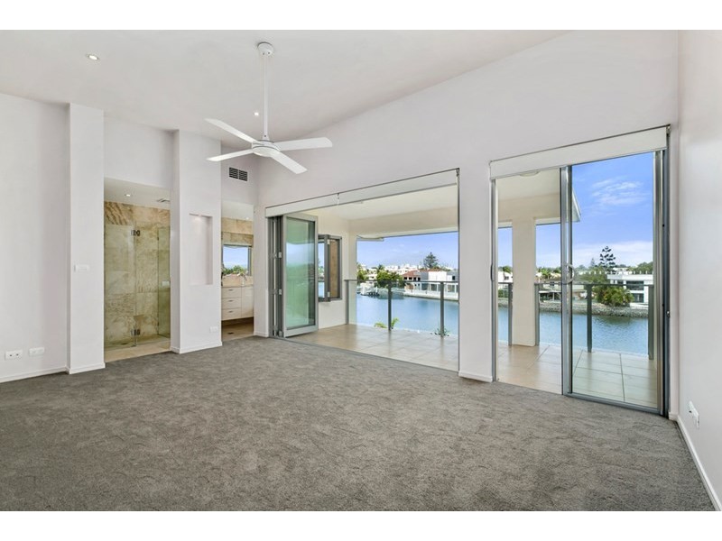 2/10 Ray Street, Runaway Bay QLD 4216