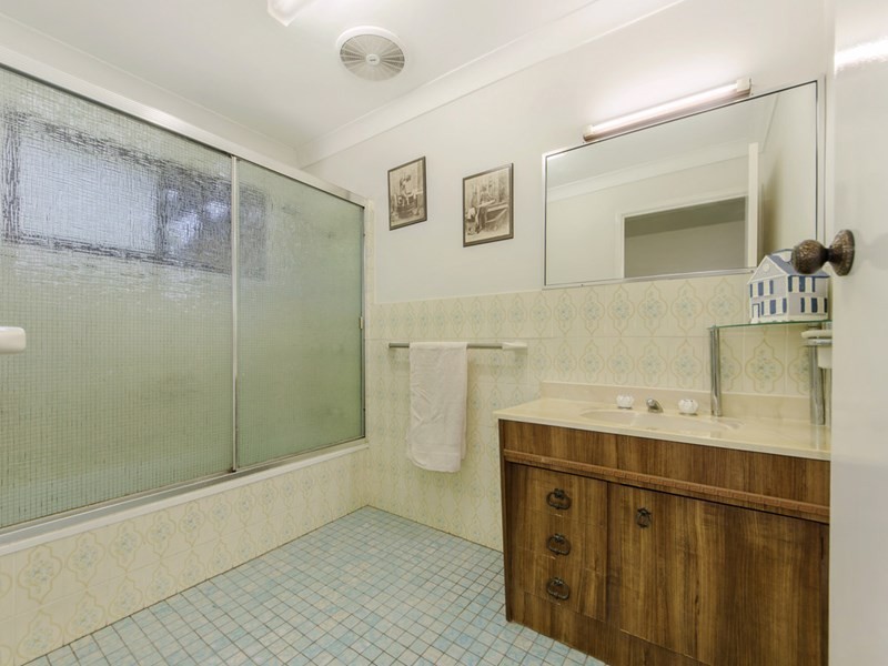4 Akes Avenue, Southport QLD 4215