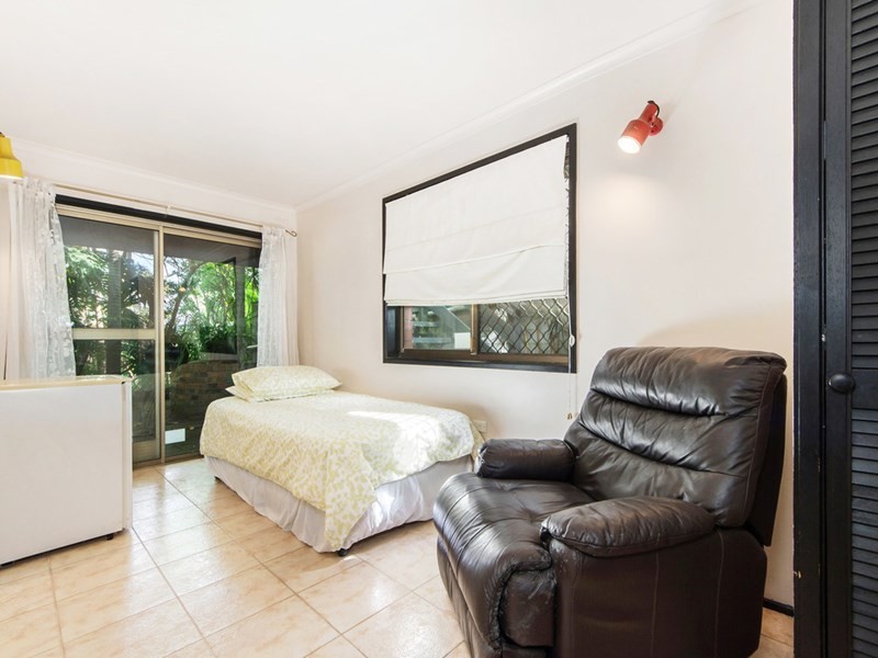 4 The Crescent, Ashmore QLD 4214