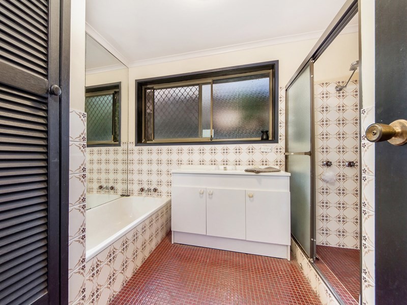 4 The Crescent, Ashmore QLD 4214