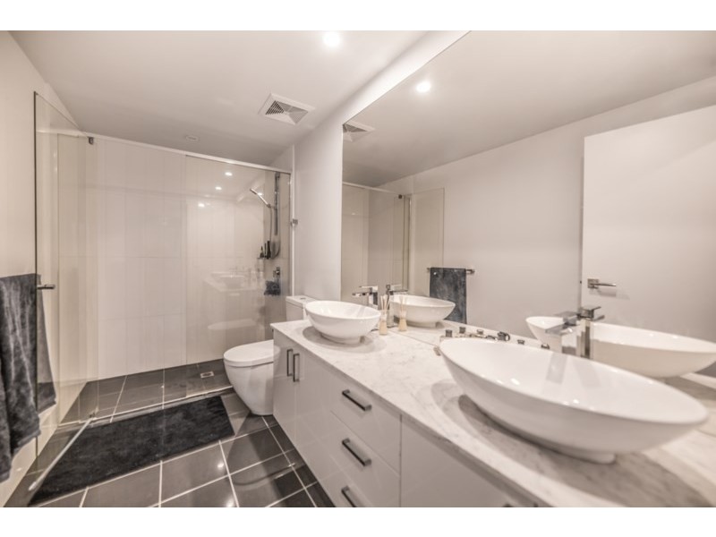 21204/5 Harbour Side Court, Biggera Waters QLD 4216