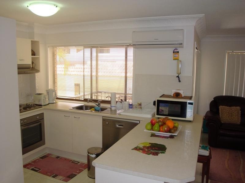 3/4 Broadview Park-Broad Street, Labrador QLD 4215