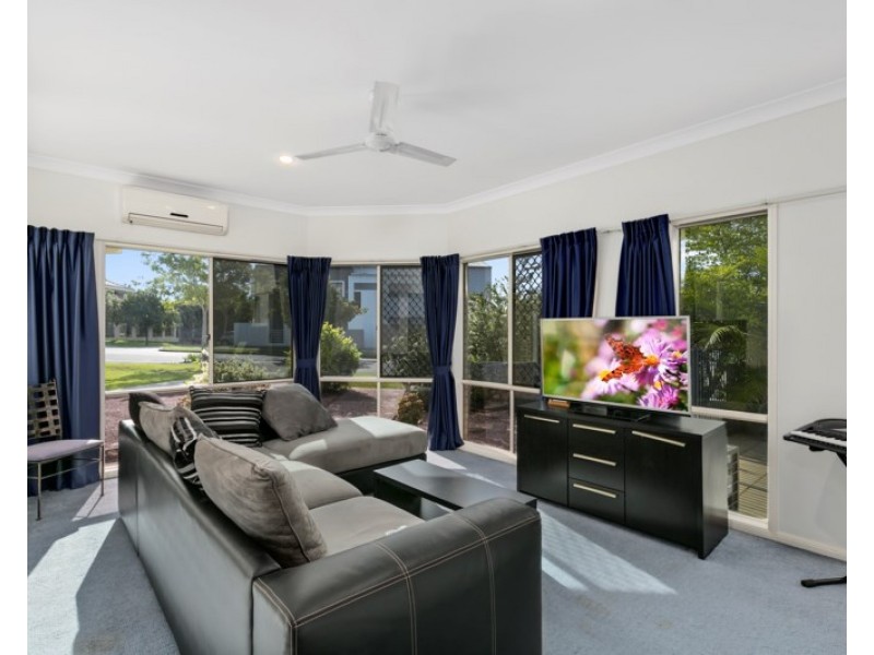 1 Moyenne Crescent, Varsity Lakes QLD 4227