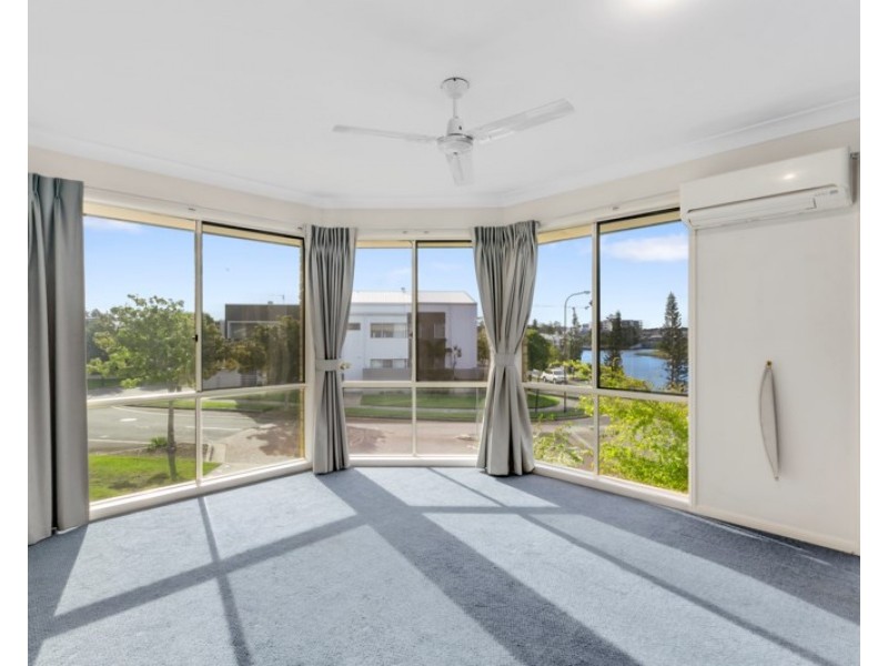 1 Moyenne Crescent, Varsity Lakes QLD 4227