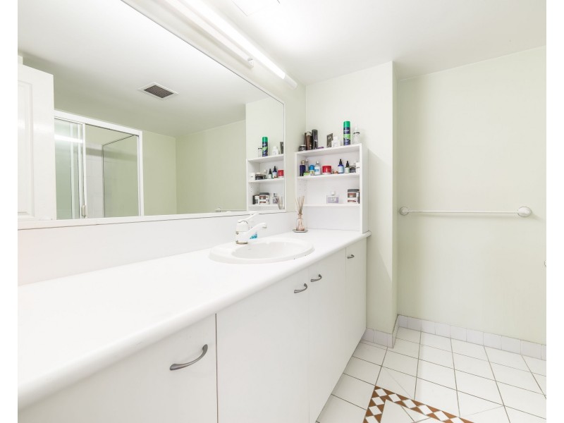 10/2 Adori Street, Chevron Island QLD 4217