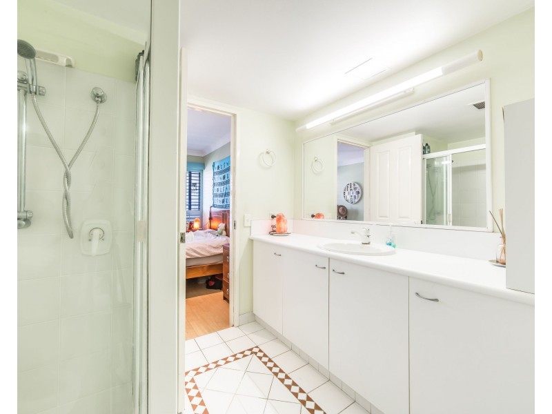 10/2 Adori Street, Chevron Island QLD 4217