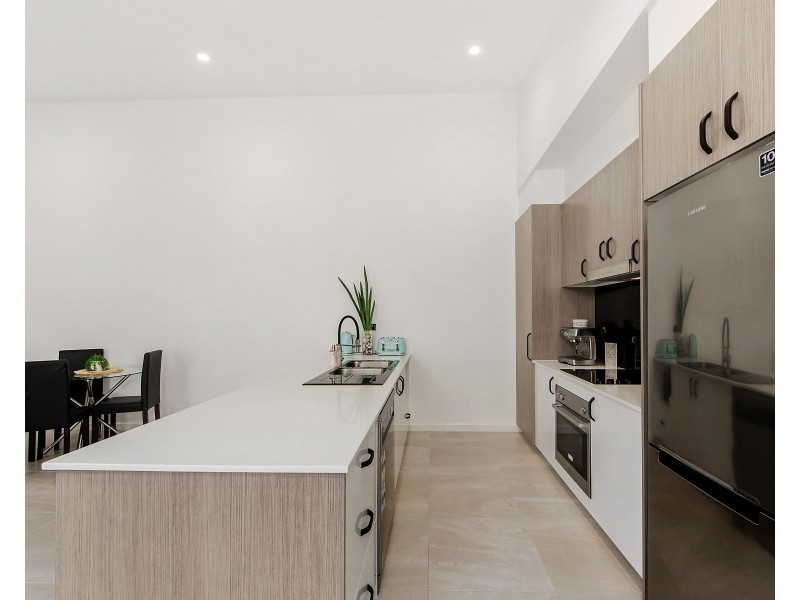 2/11 Chirn Crescent, Labrador QLD 4215