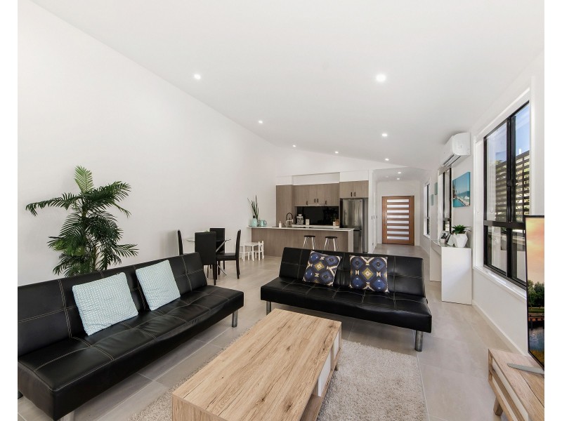 2/11 Chirn Crescent, Labrador QLD 4215