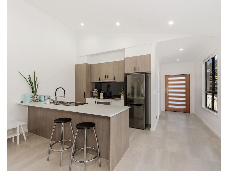 2/11 Chirn Crescent, Labrador QLD 4215