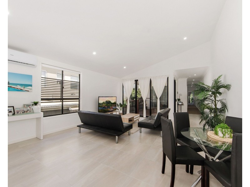 2/11 Chirn Crescent, Labrador QLD 4215