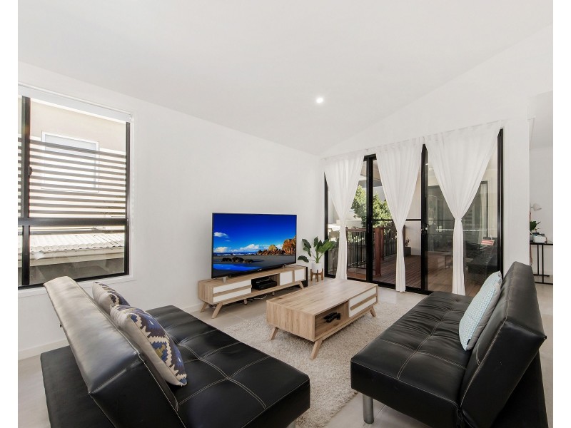 2/11 Chirn Crescent, Labrador QLD 4215