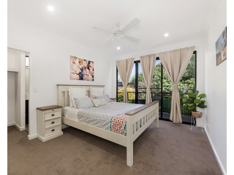 2/11 Chirn Crescent, Labrador QLD 4215