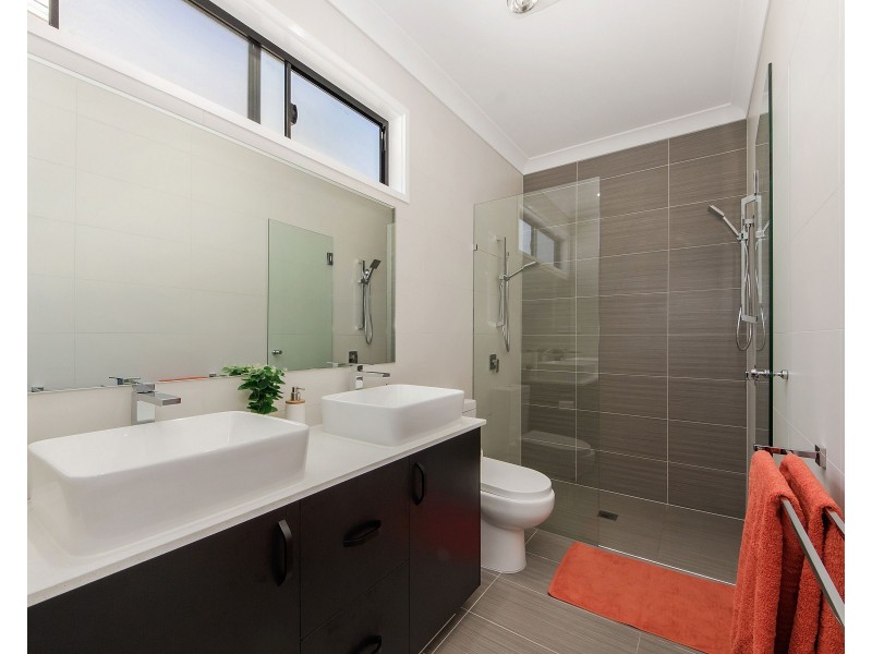 2/11 Chirn Crescent, Labrador QLD 4215