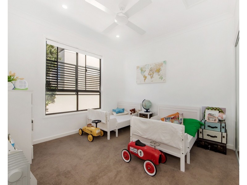 2/11 Chirn Crescent, Labrador QLD 4215