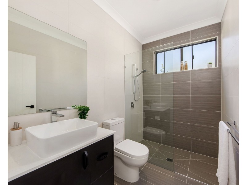 2/11 Chirn Crescent, Labrador QLD 4215