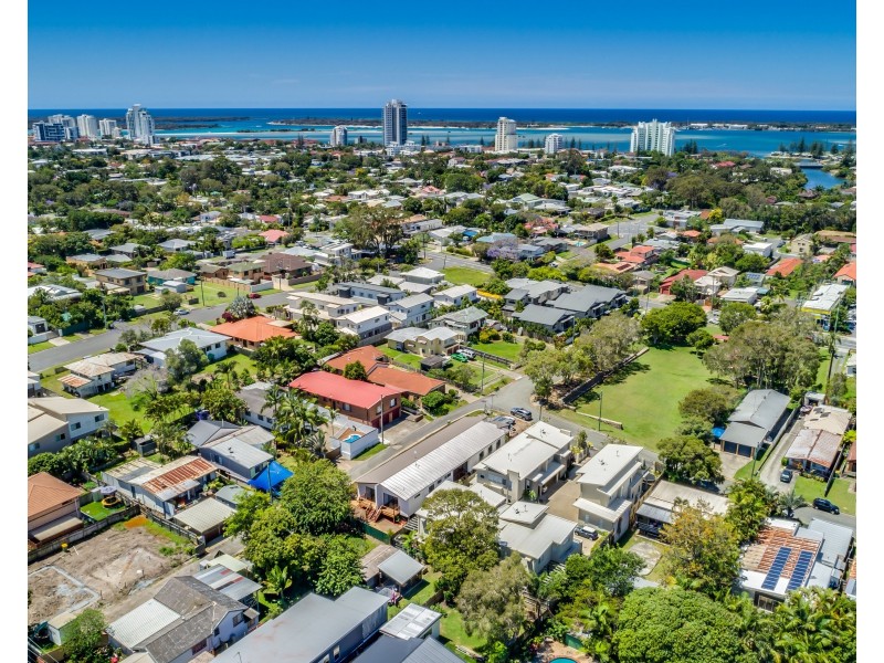 2/11 Chirn Crescent, Labrador QLD 4215