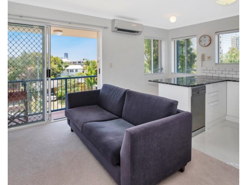 13/4 Adori Street, Chevron Island QLD 4217