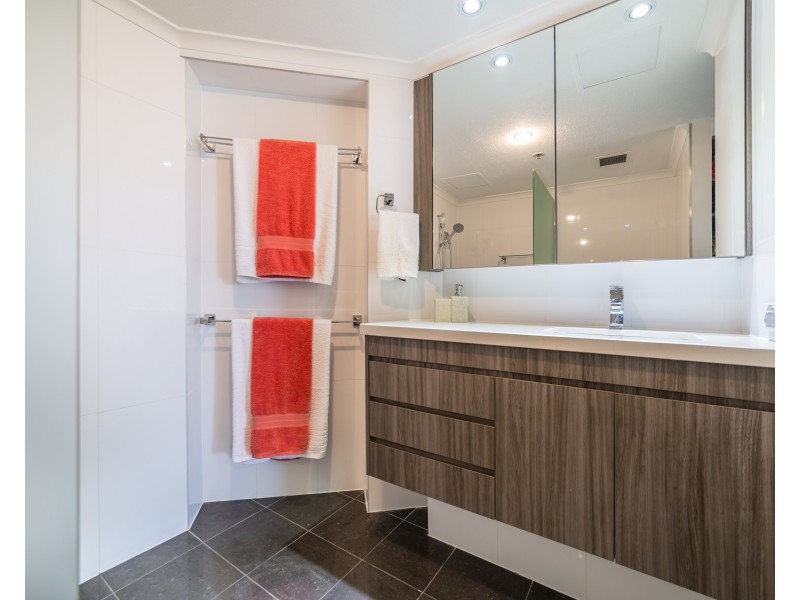 122/2 Admiralty Drive, Surfers Paradise QLD 4217