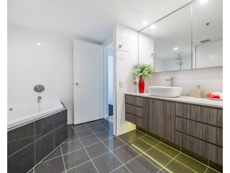 122/2 Admiralty Drive, Surfers Paradise QLD 4217