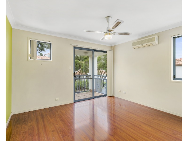 10/2 Studio Drive, Pacific Pines QLD 4211