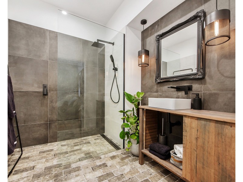 63 Kindra Avenue, Southport QLD 4215