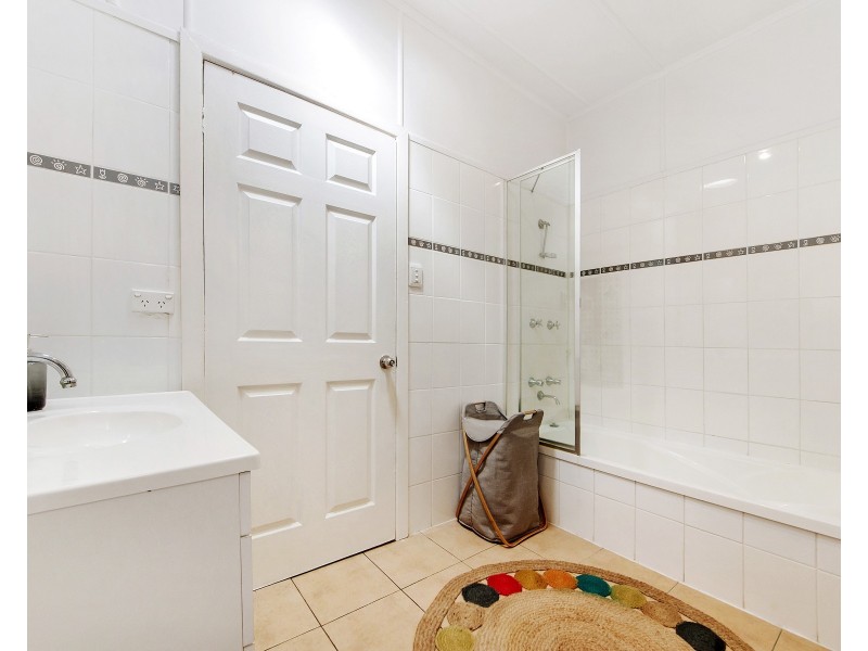 63 Kindra Avenue, Southport QLD 4215