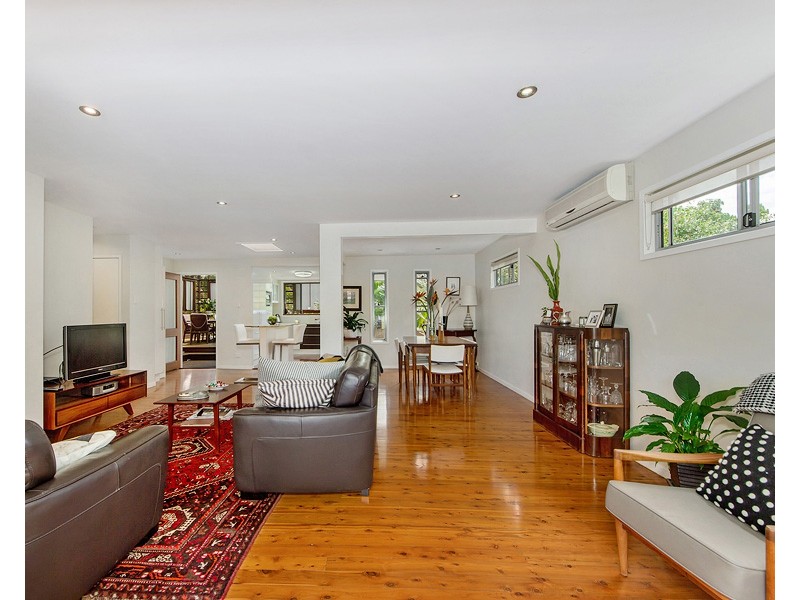 8 Coral Avenue, Labrador QLD 4215