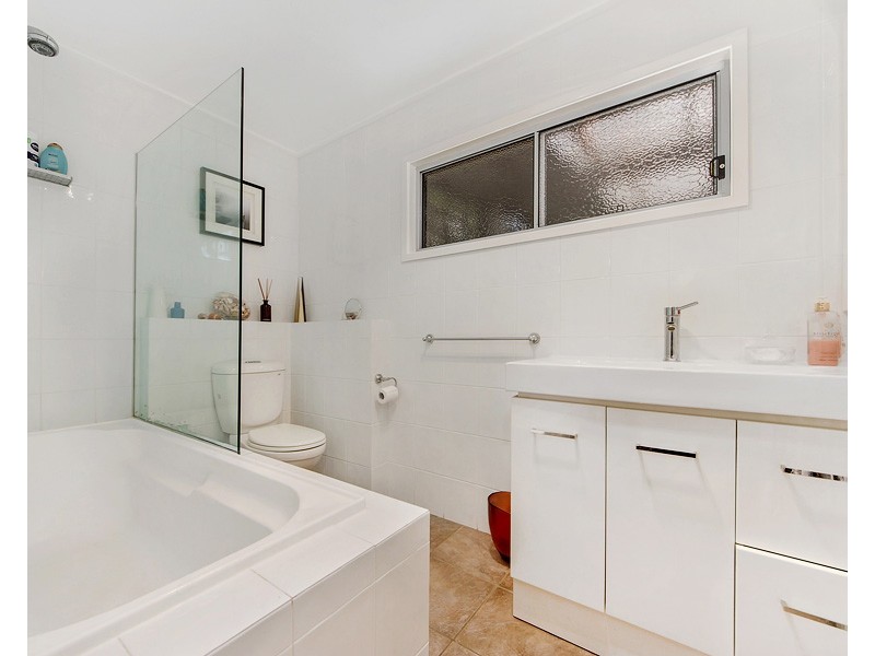 8 Coral Avenue, Labrador QLD 4215