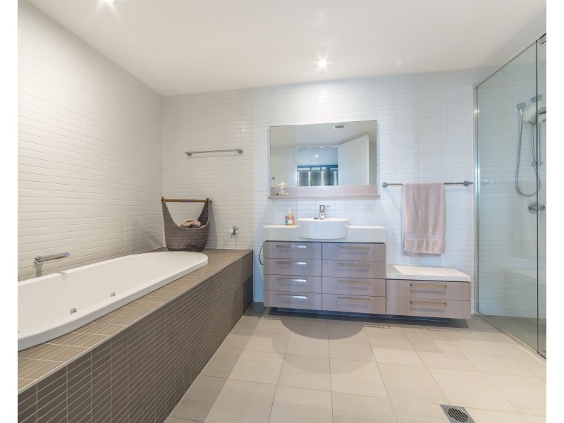 1302/323 Bayview Street, Hollywell QLD 4216