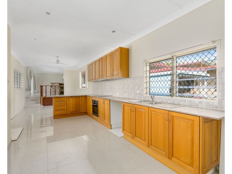 18 Brooke Avenue, Southport QLD 4215