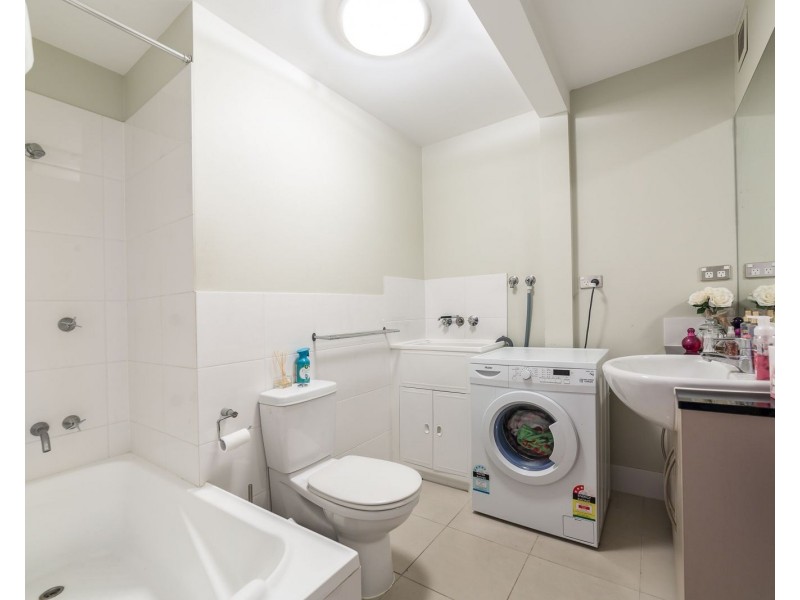 1/104 Eugaree Street, Southport QLD 4215