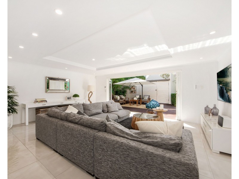 6 Akes Avenue, Southport QLD 4215