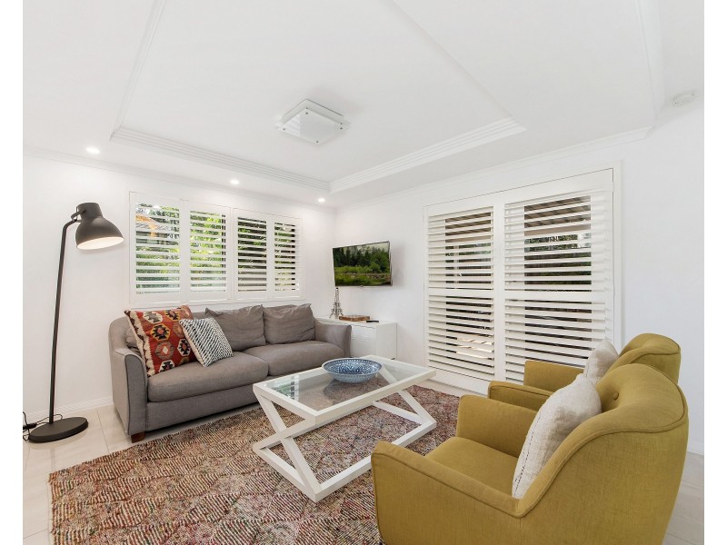 6 Akes Avenue, Southport QLD 4215