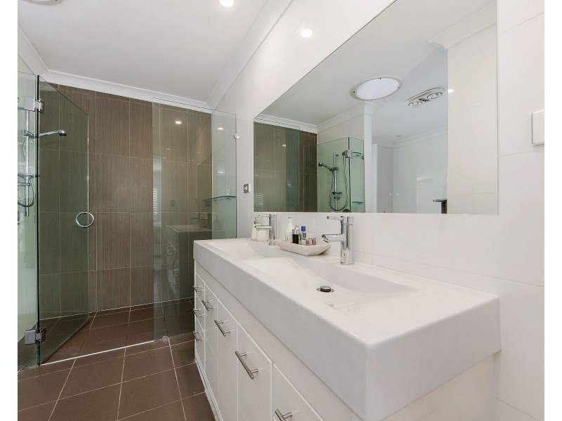 6 Akes Avenue, Southport QLD 4215