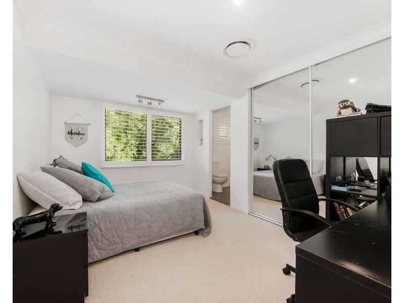 6 Akes Avenue, Southport QLD 4215