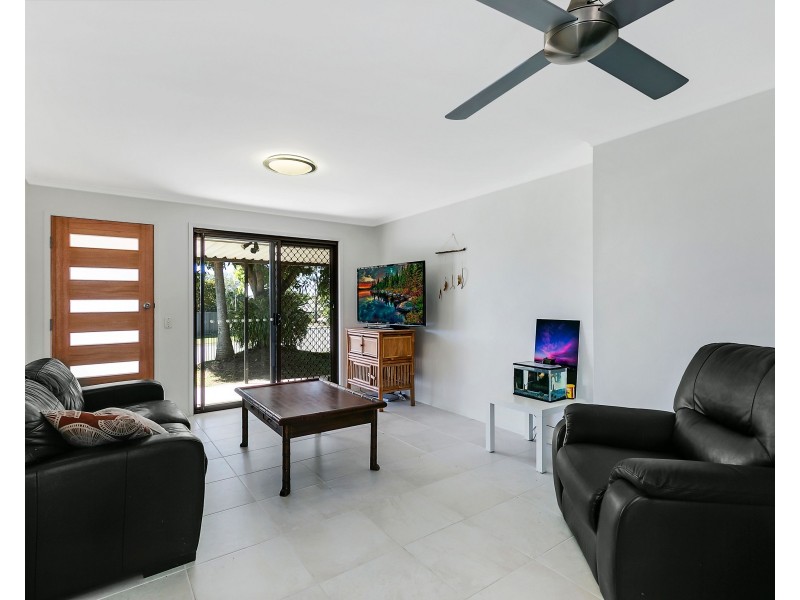 2/2 Senate Street, Labrador QLD 4215