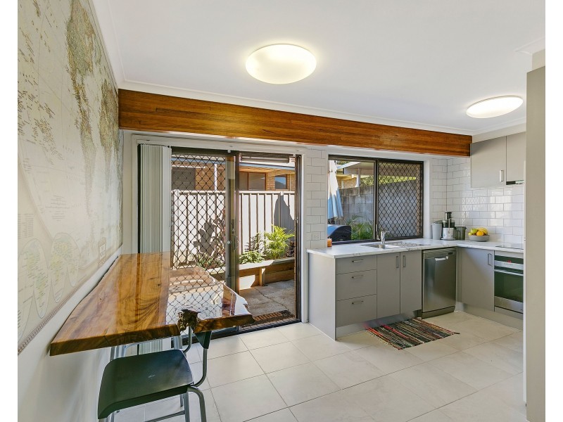 2/2 Senate Street, Labrador QLD 4215