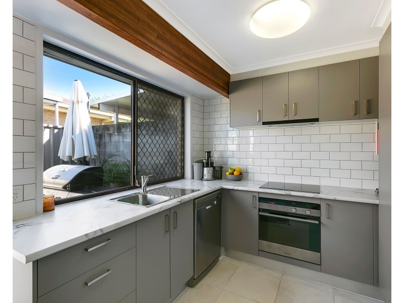 2/2 Senate Street, Labrador QLD 4215